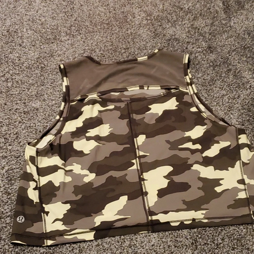 #117 Lululemon camo tank t134